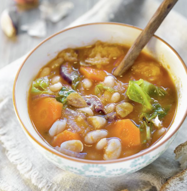 Potaje con repollo y alubias blancas, sopa fácil y gustosa